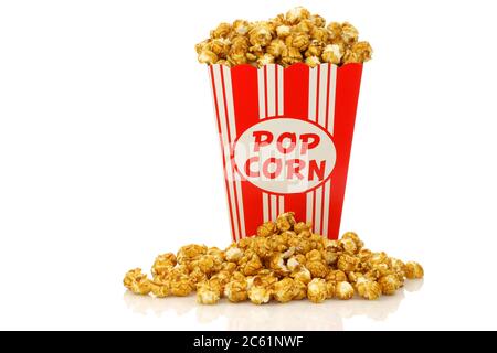 Karamell Popcorn in einem dekorativen Papier Popcorn Becher auf weißem Hintergrund Stockfoto