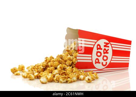 Karamell Popcorn in einem dekorativen Papier Popcorn Becher auf weißem Hintergrund Stockfoto