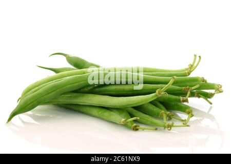 Bündel von grünen Bohnen auf weißem Hintergrund Stockfoto