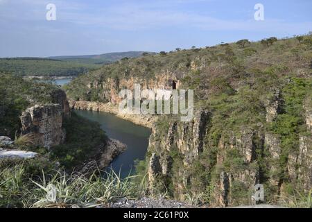 Canyons, im National Tourism Park in Brasilien, touristischer Ort, mit Panoramablick auf den Furnas-See, mit Vegetation und Felsen, Brasilien, Südamerika Stockfoto