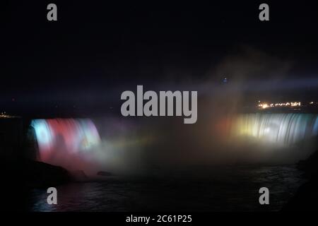 Nächtliche Niagarafälle mit Regenbogenbeleuchtung Stockfoto