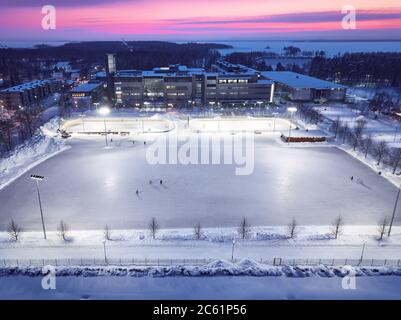 Joensuu / Helsinki - 19. Januar 2019: Luftaufnahme einer riesigen Eisbahn vor dem Hintergrund eines wunderschönen Sonnenuntergangs Stockfoto