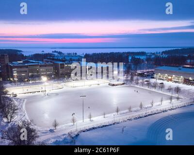 Joensuu / Helsinki - 19. Januar 2019: Luftaufnahme einer riesigen Eisbahn vor dem Hintergrund eines wunderschönen Sonnenuntergangs Stockfoto