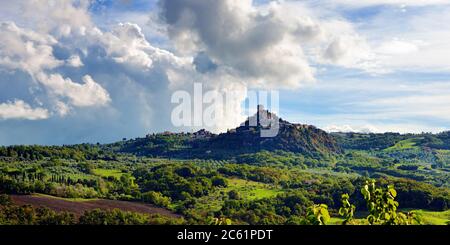 Pienza, Italien - 13. Okt 2012: Idyllische toskanische Landschaft bei Pienza, Blick auf alte mittelalterliche Burg, Vall d'Orcia Italien, Europa Stockfoto