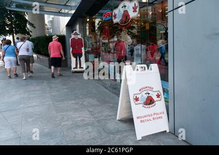 Ein Souvenir-Shop der Canadian Mounted Police in Vancouver, British Columbia, Kanada. Stockfoto