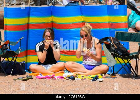 Goodrington Sands, Paignton, Devon, Großbritannien. Juli 2020. UK Wetter: Urlauber am Strand von Goodrington Sands in Paignton in Devon an einem Tag der warmen Sonneneinbuden. Bildquelle: Graham Hunt/Alamy Live News Stockfoto