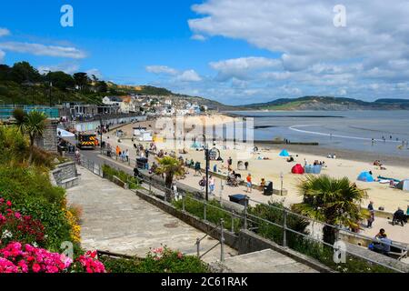 Lyme Regis, Dorset, Großbritannien. Juli 2020. UK Wetter: Der Strand ist mit Familien und Sonnenanbetern im Badeort Lyme Regis in Dorset an einem Tag der warmen Sonneneinbete beschäftigt. Bildquelle: Graham Hunt/Alamy Live News Stockfoto