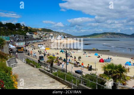 Lyme Regis, Dorset, Großbritannien. Juli 2020. UK Wetter: Der Strand ist mit Familien und Sonnenanbetern im Badeort Lyme Regis in Dorset an einem Tag der warmen Sonneneinbete beschäftigt. Bildquelle: Graham Hunt/Alamy Live News Stockfoto