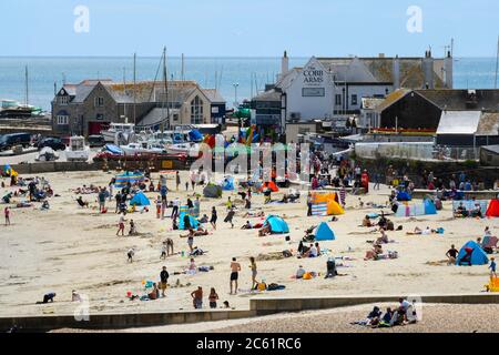 Lyme Regis, Dorset, Großbritannien. Juli 2020. UK Wetter: Der Strand ist mit Familien und Sonnenanbetern im Badeort Lyme Regis in Dorset an einem Tag der warmen Sonneneinbete beschäftigt. Bildquelle: Graham Hunt/Alamy Live News Stockfoto