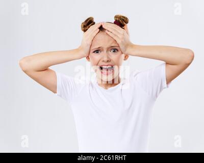 Verärgert Mädchen berührt ihren Kopf mit Händen Stress Problem Stockfoto