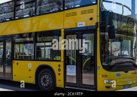 Doppeldeckerbus der BVG Berlin an der Bushaltestelle Stockfoto