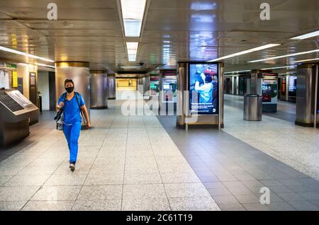 Eine einstündige weibliche Gesundheitsarbeiterin, die normalerweise Rush Hour ist, in Pennsylvania Station, auf dem Weg zur Arbeit während der covid-19 Pandemie Lockdown in NYC. Stockfoto