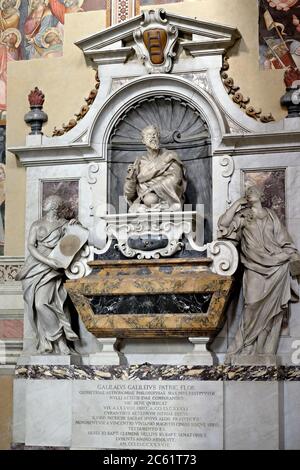 FLORENZ, ITALIEN - 11. Okt 2012: Grab von Galileo Galilei in der Basilika Santa Croce, Florenz, Italien Stockfoto