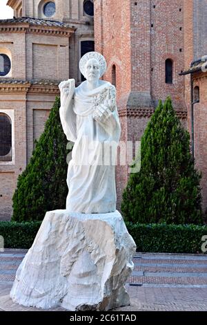 Statue von Santa Bartolomeo im Innenhof der Benediktinerabtei Monte Oliveto Maggiore in der Toskana, Italien Stockfoto