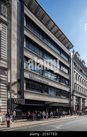 Schräge Ansicht von der östlichen Haupthöhe auf Piccadilly. Waterstones, formely Simpsons, London, Großbritannien. Architekt: Joseph Emberton, 1936. Stockfoto