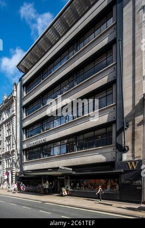 Schräge Ansicht von Westen der Haupthöhe auf Piccadilly. Waterstones, formely Simpsons, London, Großbritannien. Architekt: Joseph Emberton, 1936. Stockfoto