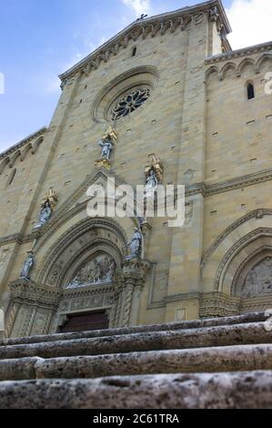 Eingang und Fassade der Kathedrale San Donato in Arezzo mit Treppe Stockfoto