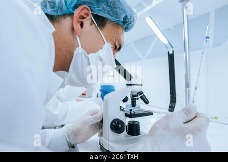 Nahaufnahme. Wissenschaftler mit einem Mikroskop in einem modernen Labor. Stockfoto