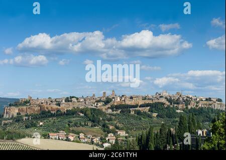 Blick auf die Altstadt von Orvieto, Umbrien, Italien mit dem Dom von Orvieto am Horizont Stockfoto