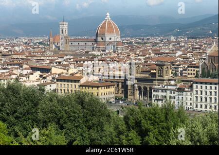 Panoramablick auf die Altstadt von Florenz mit Gebäuden, Häusern und der Cattedrale di Santa Maria del Fiore (Kathedrale Santa Maria del Fiore) Stockfoto