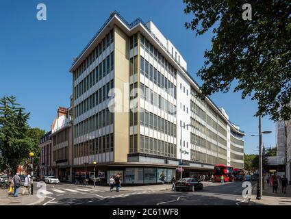 Blick auf die südwestliche Ecke von der Kings Road. Peter Jones, London, Großbritannien. Architekt: Slater, Crabtree und Moberly, 1937. Stockfoto