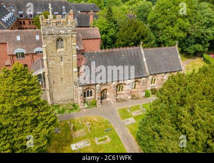 Luftaufnahme der St. Peters Kirche, Ipsley, Redditch, Worcestershire, England. Stockfoto