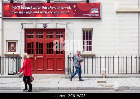 Cardiff, Wales, Großbritannien. Juli 2020. Die Menschen laufen am vorübergehend geschlossenen New Theatre in Cardiff vorbei, als ein £1.57 Milliarden staatlicher Nothilfepaket angekündigt wird, um die Zukunft von Theatern, Galerien und Museen zu schützen. Kredit: Mark Hawkins/Alamy Live Nachrichten Stockfoto