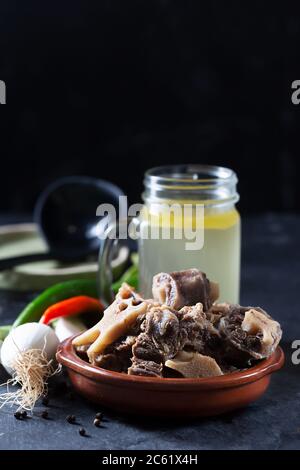 Hausgemachte Rinderknochenbrühe mit Knochen und Fleisch zubereitet Stockfoto