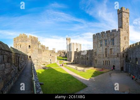 Caernarfon Castle in Wales an einem schönen Sommertag, Vereinigtes Königreich Stockfoto