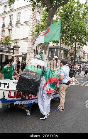 Demonstration von Algeriern in Paris Stockfoto