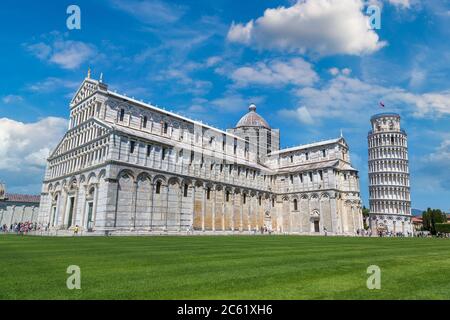 Schiefen Turm und Pisa Kathedrale in einem Sommertag in Pisa, Italien in einem schönen Sommertag Stockfoto