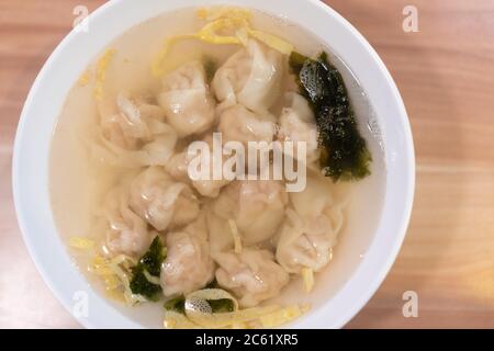 Traditionelle kleine Wontonsuppe in Shanghai, China. Stockfoto