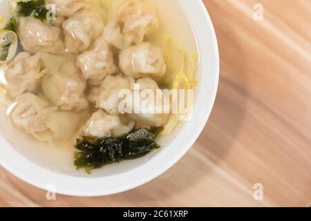 Traditionelle kleine Wontonsuppe in Shanghai, China. Stockfoto