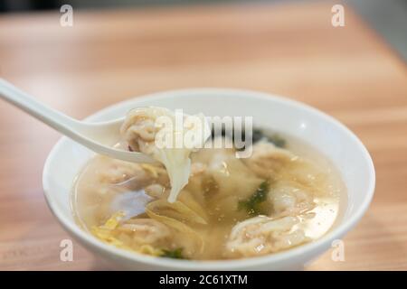 Traditionelle kleine Wontonsuppe in Shanghai, China. Stockfoto