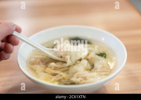 Traditionelle kleine Wontonsuppe in Shanghai, China. Stockfoto