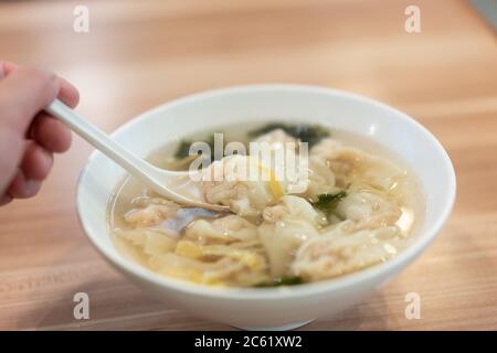 Traditionelle kleine Wontonsuppe in Shanghai, China. Stockfoto