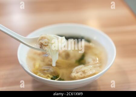 Traditionelle kleine Wontonsuppe in Shanghai, China. Stockfoto