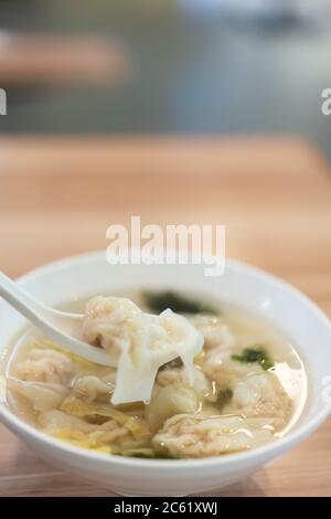 Traditionelle kleine Wontonsuppe in Shanghai, China. Stockfoto