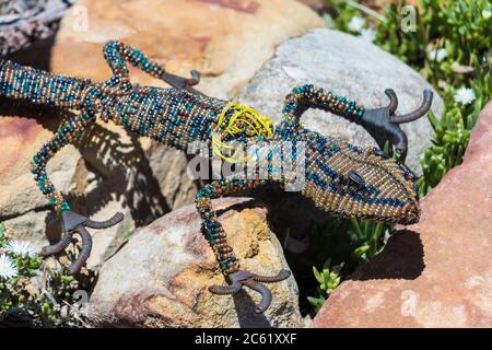 Dekorative Tiere im Garten, Blumenbeet. Eidechse, Gecko, Reptilien, Schlange, Dinosaurier, Frosch, Amphibien. Stockfoto