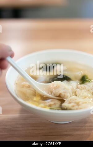 Traditionelle kleine Wontonsuppe in Shanghai, China. Stockfoto