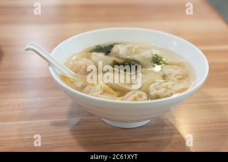 Traditionelle kleine Wontonsuppe in Shanghai, China. Stockfoto