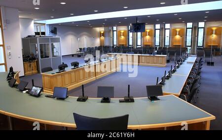 Magdeburg, Deutschland. Juli 2020. Blick von der Bank in den Gerichtssaal für die Anhörung des Mordes Halle. Knapp zwei Wochen vor Beginn des Prozesses stellte das Oberlandesgericht Naumburg den Saal für die Verhandlung vor. Insgesamt 94 Besucher und Journalisten können den Prozess hinter einer Glasbarriere verfolgen. Der Prozess nach dem rechtsgerichteten Terroranschlag in Halle beginnt am 21. Juli 2020. Quelle: Ronny Hartmann/dpa/Alamy Live News Stockfoto