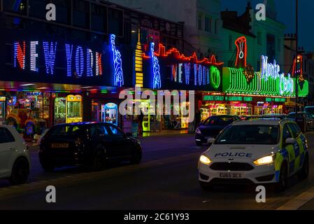 Polizeiauto patrouillierende Spielhallen beleuchtet entlang Marine Parade, Southend on Sea, Essex, Großbritannien. Nacht Stockfoto