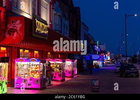 Spielhallen beleuchtet entlang Marine Parade, Southend on Sea, Essex, Großbritannien. Sonnenfleck Unterhaltung. Leise, während der COVID-19 Lockdown Stockfoto