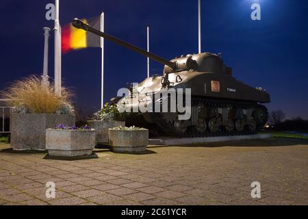 Sherman Feuerwehrpanzer auf einer Gedenkstätte des Zweiten Weltkriegs mit belgischer Flagge in Klein-Willebroek, Antwerpen (Belgien) Stockfoto