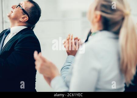 Gruppe von Geschäftsleuten applaudieren im Büro stehend Stockfoto