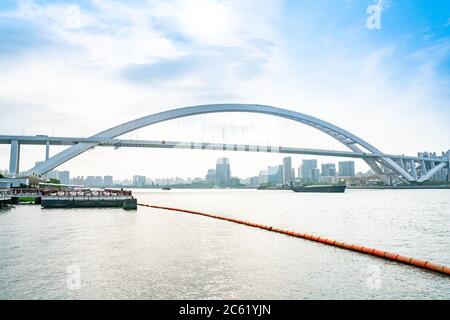 Lupu Brücke in Shanghai. China, an einem bewölkten Tag. Stockfoto