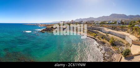 Panorama von Kyrenia (Girne) Hafen in Nordzypern in einem schönen Sommertag Stockfoto
