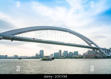 Lupu Brücke in Shanghai. China, an einem bewölkten Tag. Stockfoto