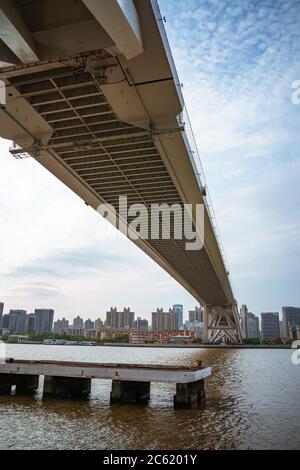 Lupu Brücke in Shanghai. China, an einem bewölkten Tag. Stockfoto